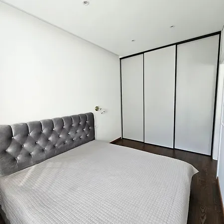 Апартаменты Modern Near Old Town & River In Center